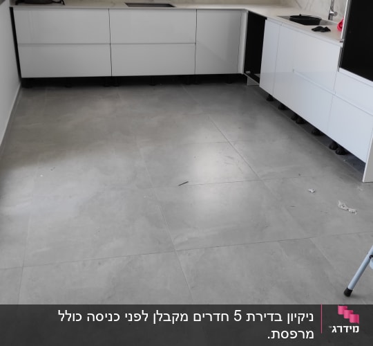 מטבח עם רצפה נקייה, כיור וברז